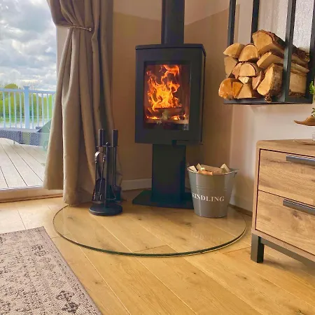 Cotswolds Lakeside Lodge - Nesbitt'S Nest South Cerney Esterno foto