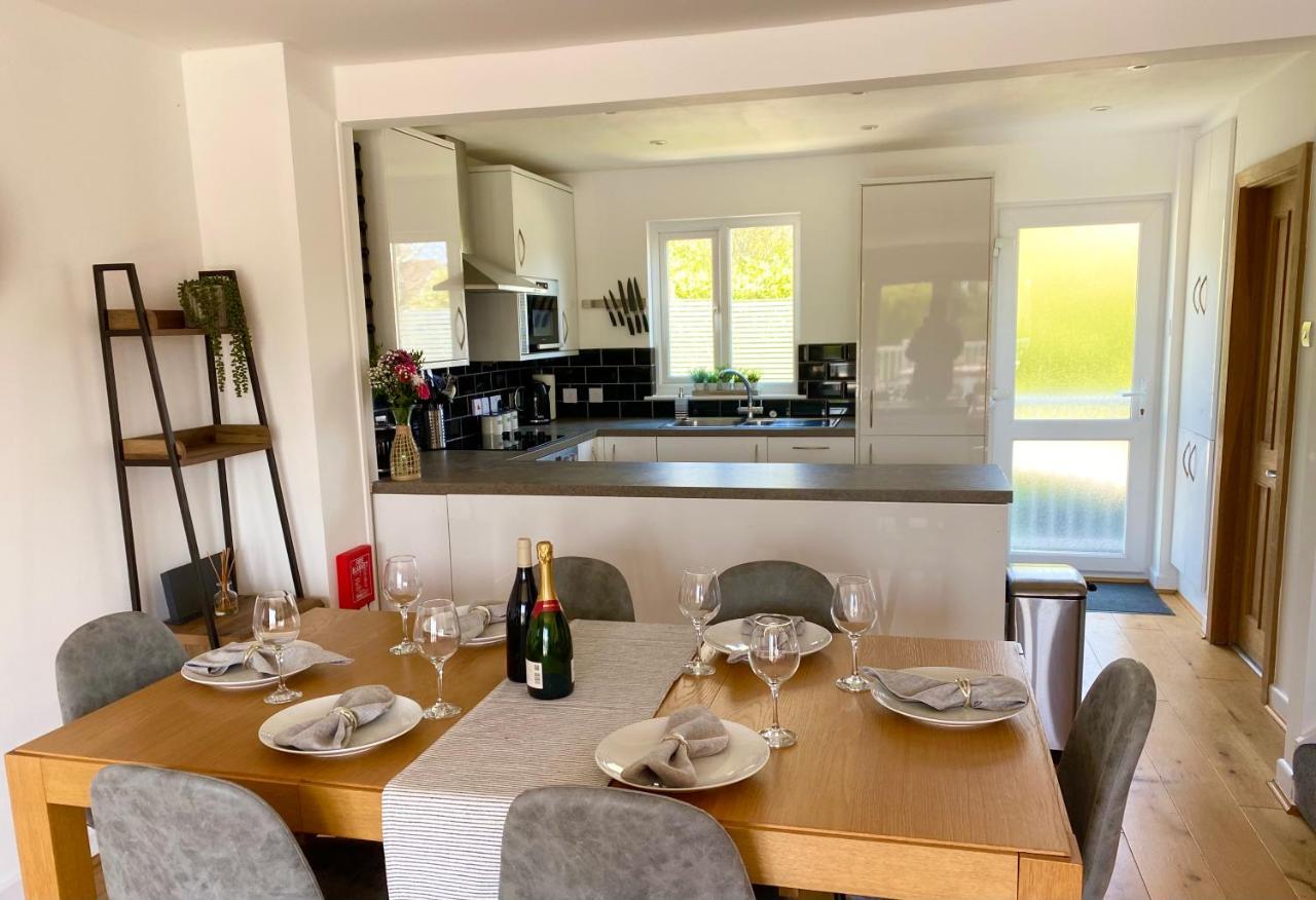 Cotswolds Lakeside - Nesbitt's Nest Holiday home South Cerney